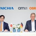 Hiroyoshi Ogawa, President of Nichia Corporation, and Aldo Kamper, CEO of ams-OSRAM AG, signed a comprehensive cross-license agreement.