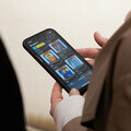 Person on Subjektiv on phone