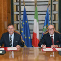 AVM Simon Ellard (ret.), NETMA General Manager (left) and Ralf Breiling, CEO of EUROJET (right) signing the contract for EJ200 engines