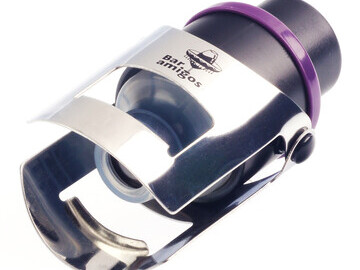 Bar Amigos ® purple champagne pressure stopper side view