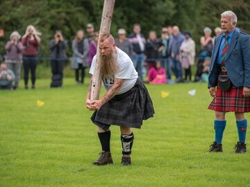 Stirling Highland Games Adaptive Heavyweight para-athlete from The Wounded Highlanders tossing the caber