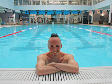 Nick Jamieson-Jones is swimming the equivalent of the English Channel at his local gym in Altrincham to raise funds for Francis House