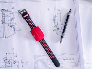 Motobit Sentinel can be used with a detachable wristband or without.