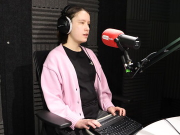 Image of Ellie Wallwork recording the announcement of the winners of the Calibre Audio Awards using her Braille reader.