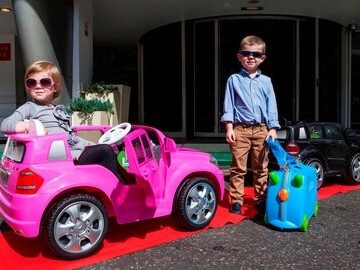 HOLIDAY INN PUTS KIDS IN THE DRIVING SEAT - VIK