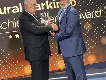 OPEC SG Haitham al-Ghais (r) overhandigt de award aan Peter Kütemann