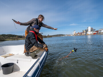 Linnéa Jägrud and Johan Leander (from the Swedish University of Agricultural Sciences) deploy a receiver into the Göta River.