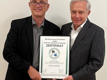       Ceremonial presentation of the certificate for the Top Tour Operator award by tourVERS Managing Director Michael Wäldle