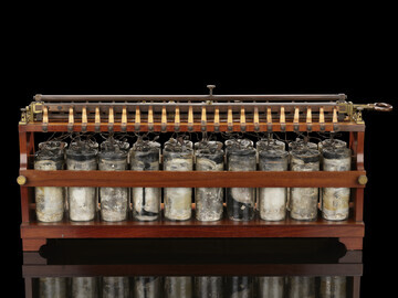 One of the world’s oldest rechargeable batteries, made by Gaston Planté in London around 1860 © Science Museum Group
