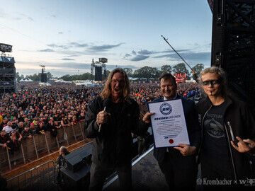 Presented by Krombacher, the new world record "Loudest Growl by a Crowd (heavy metal)" was achieved. 