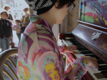 Mina - street piano player 2