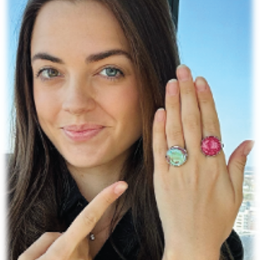 Woman pointing at her new tomee ring
