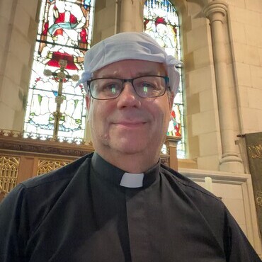 Revd Vince Morris in a knotted handkerchief, Llandudno