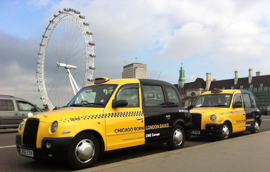 Везет цена. КЭБ желтое такси Лондон. Английское такси КЭБ. Таксисты в Лондоне. Такси в Лондоне современное.