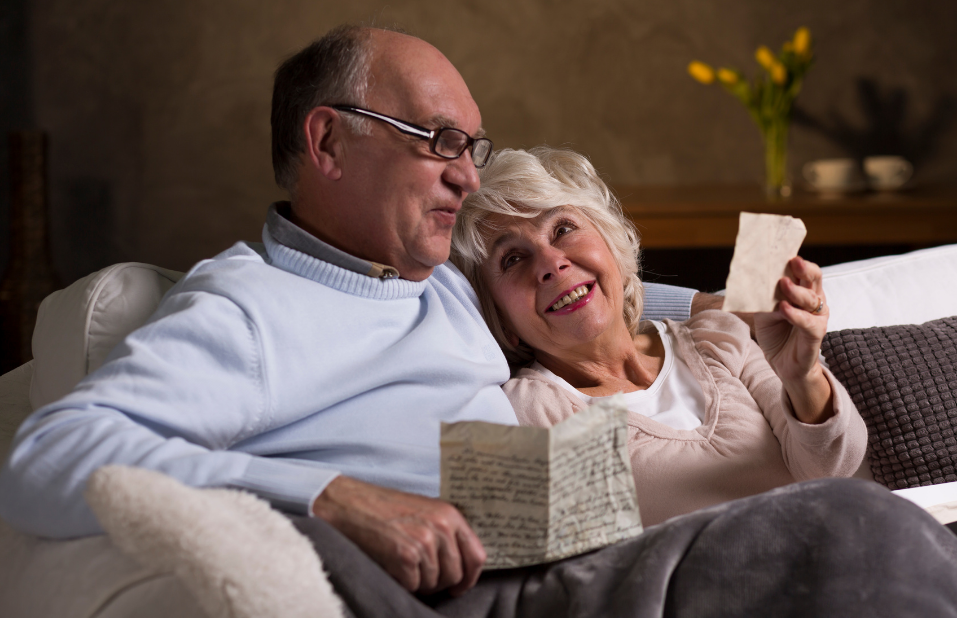 Elderly people often become a victim of. Чтение писем с пожилыми людьми. Старик с письмом. Бабушка читает письмо. Пожилая женщина читает письмо.