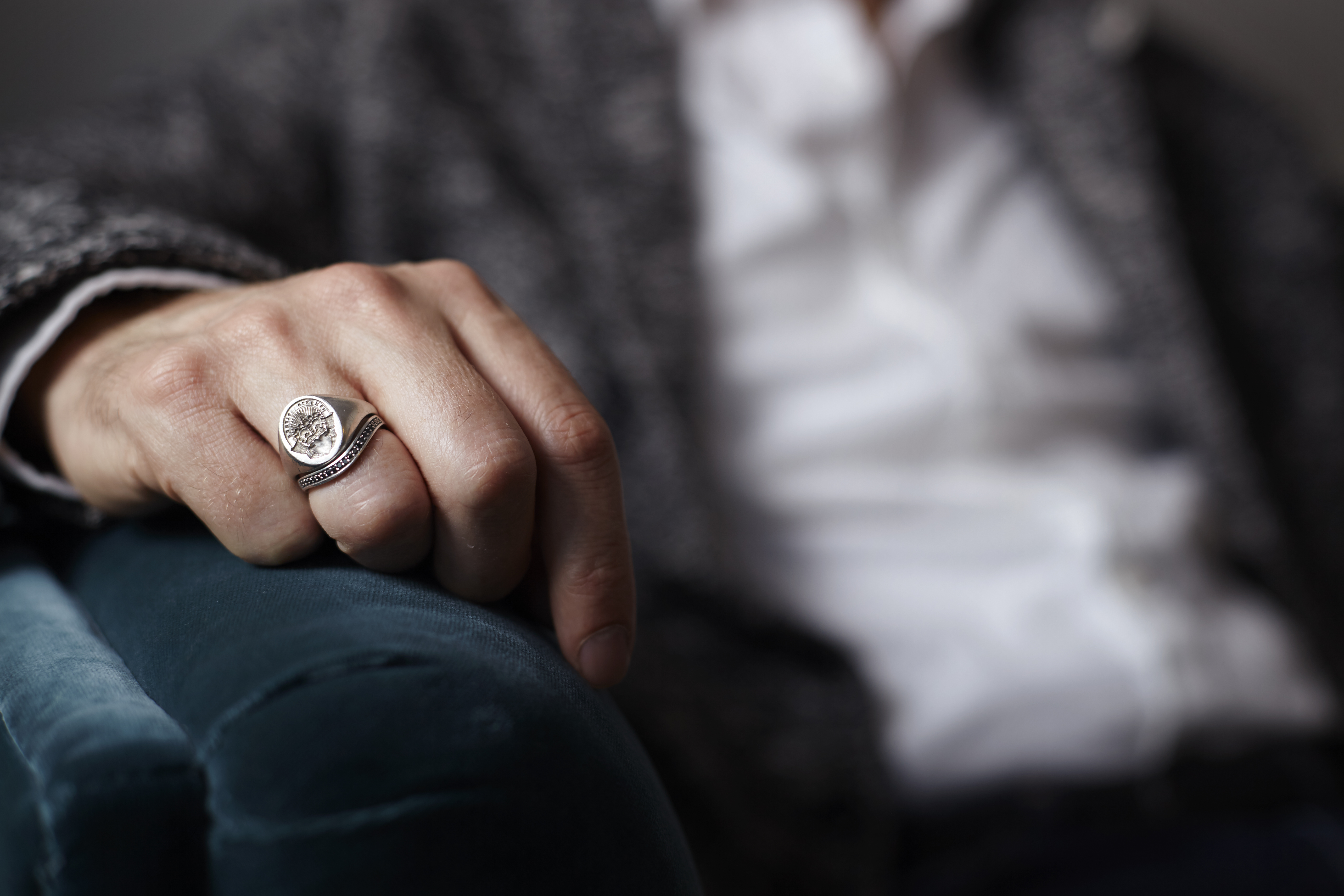 Мужские кольца значение. Кольца Signet Ring. Мужские кольца на руке. Перстень на руке мужчины. Перстень на мезинецмужской.
