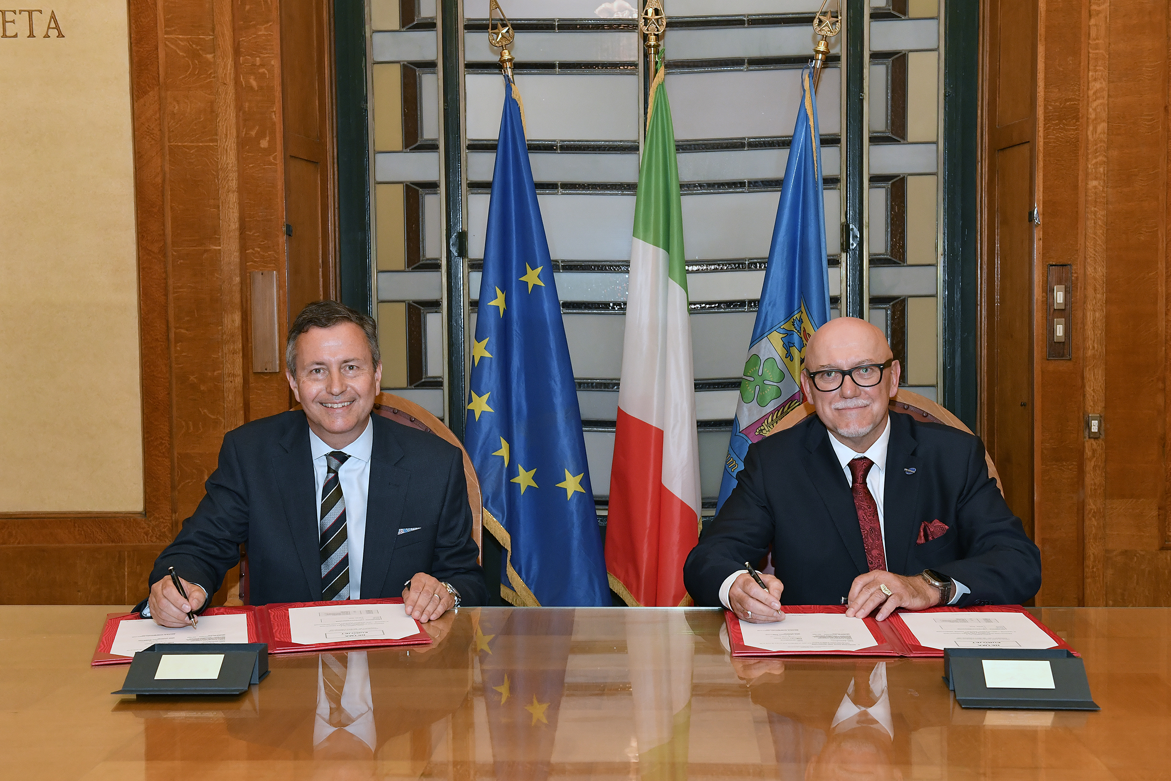 AVM Simon Ellard (ret.), NETMA General Manager (left) and Ralf Breiling, CEO of EUROJET (right) signing the contract for EJ200 engines