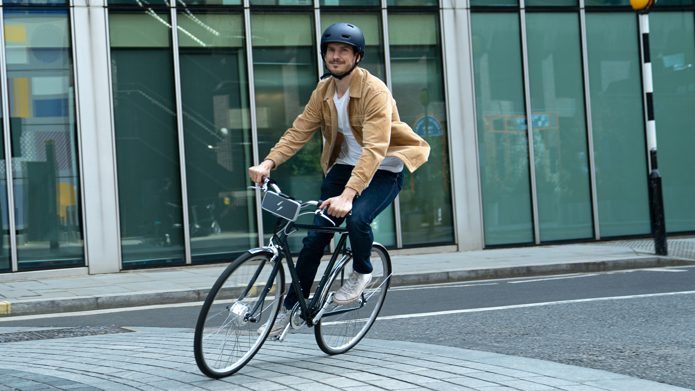  World’s First Pocket-Sized eBike Battery Converts Any Bike into an Electric Bike 